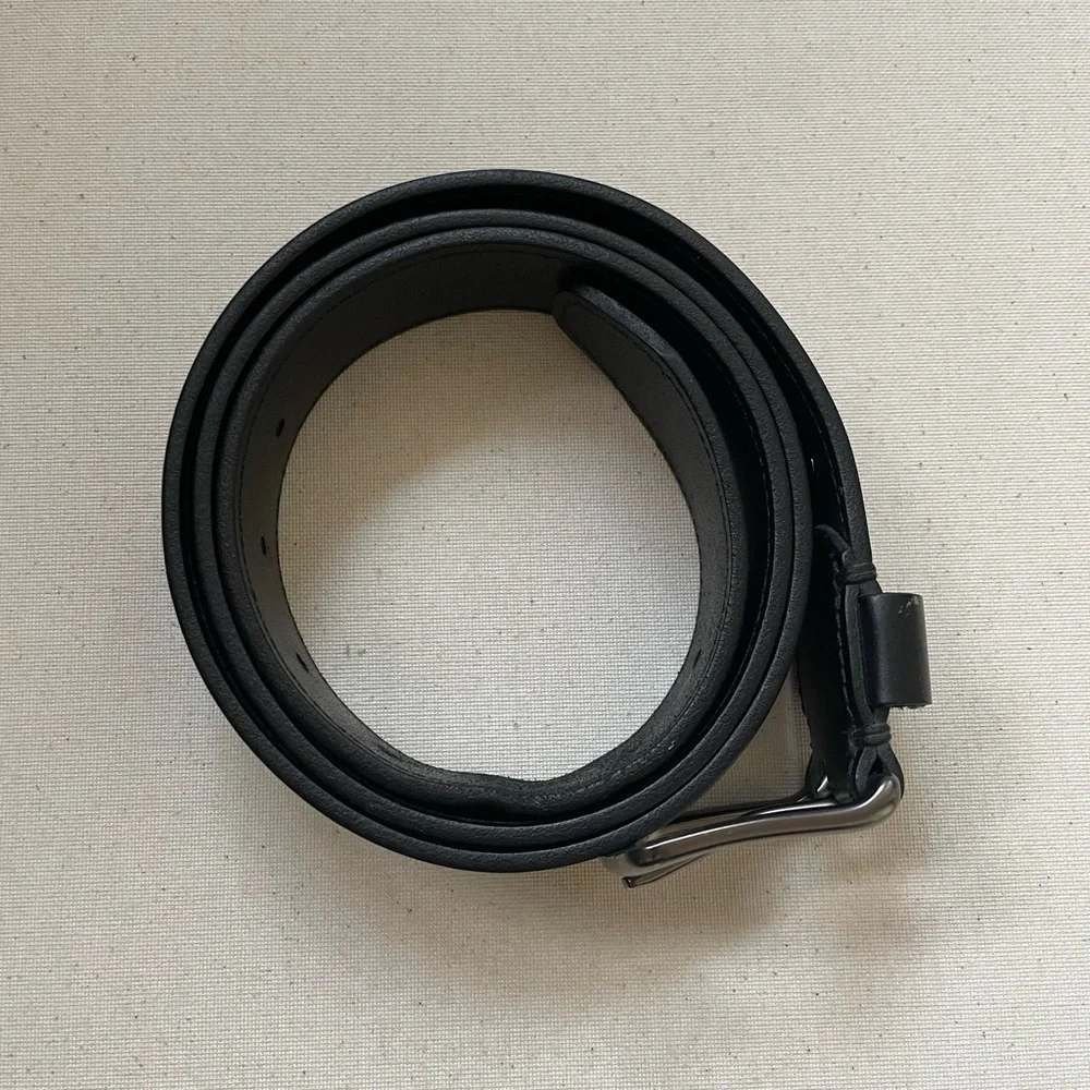 LEVI’S leather belt black metal buckle